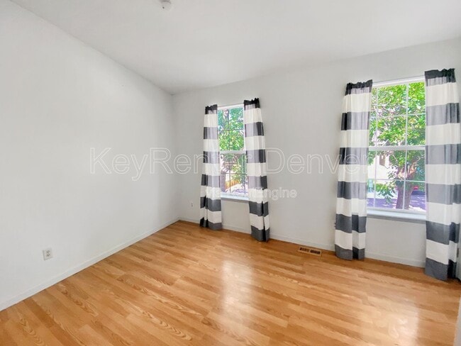 Building Photo - 10587 W Maplewood Dr