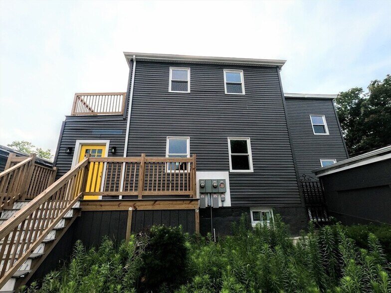 Building Photo - 2 Sunnyside St