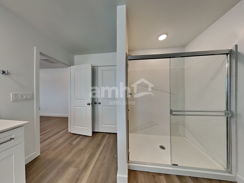 Building Photo - 9740 W Parkway Dr