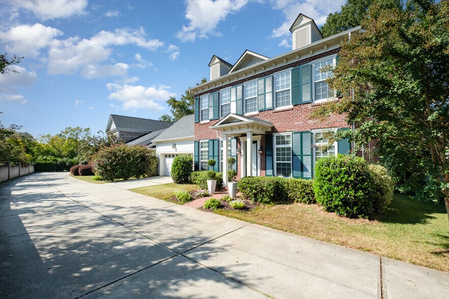 Building Photo - 1025 N Sharon Amity Rd
