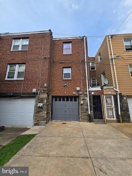 Building Photo - 2214 N Salford St