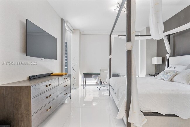 Building Photo - 17475 Collins Ave