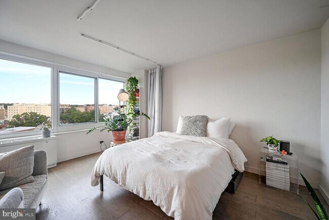 Building Photo - 1330 New Hampshire Ave NW