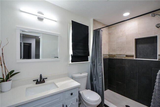 Building Photo - 643 Navarre Dr