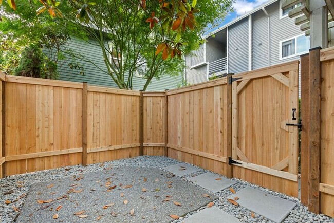 Building Photo - Charming AIR CONDITIONED Alki Townhome