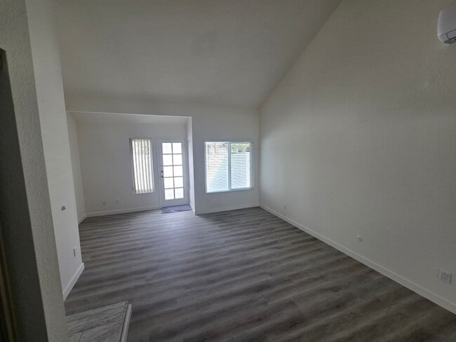 Building Photo - San Carlos - Cul-de-sac Location - Master ...
