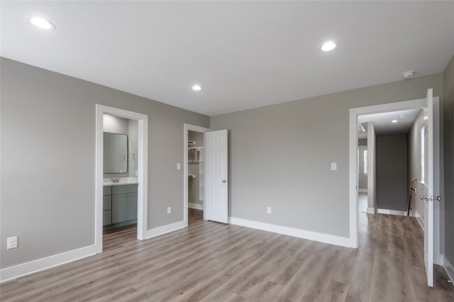 Building Photo - 250 Shady Oaks