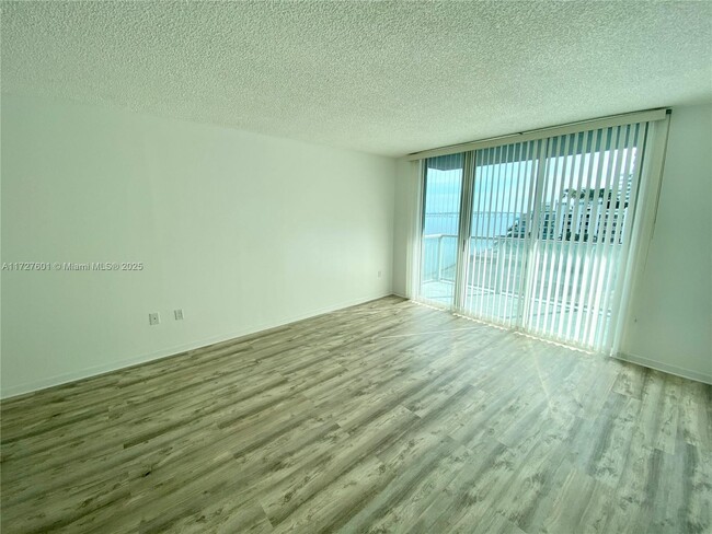 Building Photo - 1155 Brickell Bay Dr