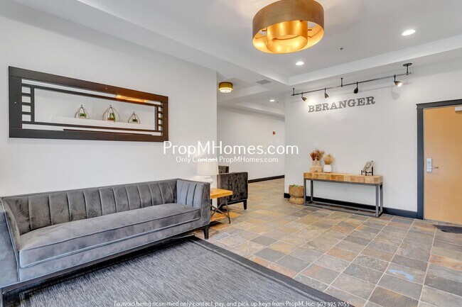 Building Photo - Light Filled One Bedroom Condo at the Beranger!