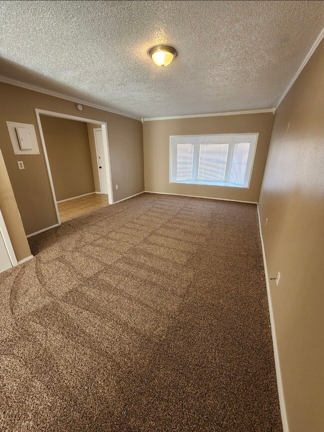 Building Photo - 3 bed 2 bath home