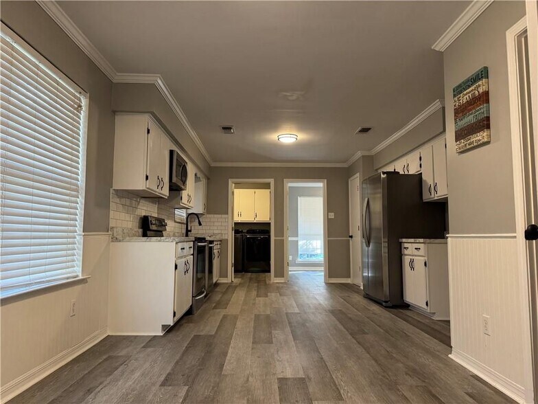 Building Photo - 207 E Maple Ave