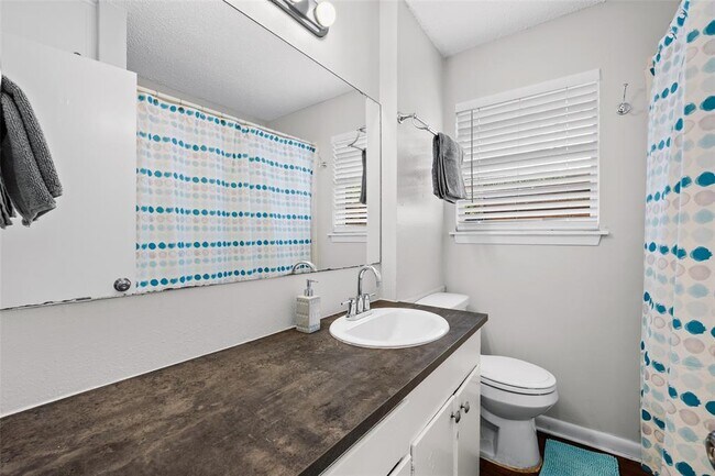 Building Photo - 2203 Ventura Dr