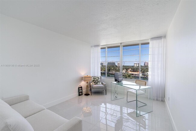 Building Photo - 9101 E Bay Harbor Dr