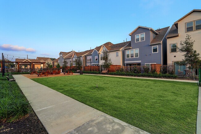 Building Photo - 10934 Brambling Wood Dr