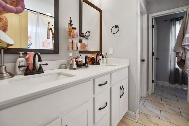 Building Photo - Pet Friendly Four Bedroom with Basement!