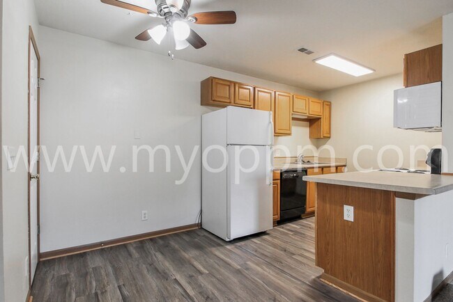 Building Photo - 2 Bedroom / 2 Bathroom Unit | Cornhusker Creek Apartment