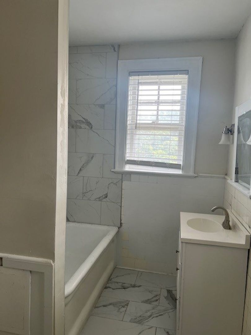 Building Photo - 2,100 Sq. Ft. 3 Bedroom Apartment in Herron-Morton