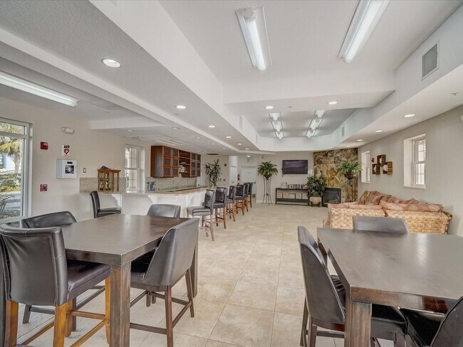 Building Photo - Beautiful Ocean Walk Condo Available April...