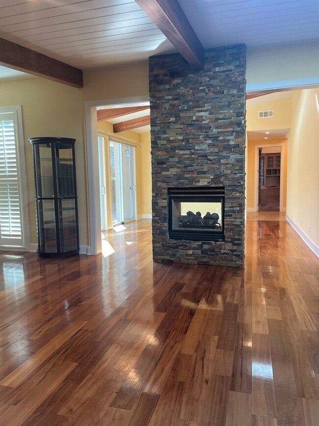 Building Photo - Serene, Executive 5 Bedroom 3 Bath Home with Private Front yard and Backyard - Palo Alto