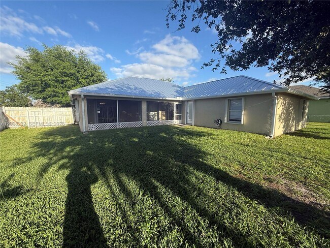 Building Photo - 3262 SW Cohutta St