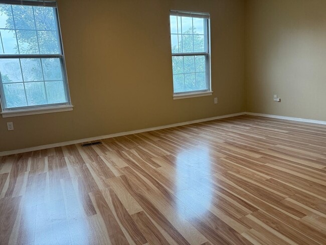 Building Photo - 3 bed/2.5 bath townhome available for rent