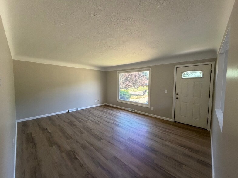 Building Photo - 5556 Andover Blvd