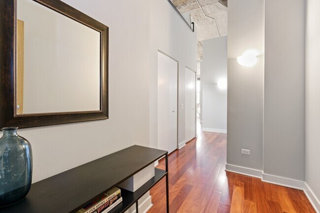 Building Photo - 320 E 21st St