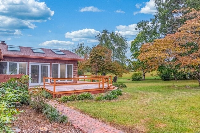 Building Photo - 204 Lake Cir Dr