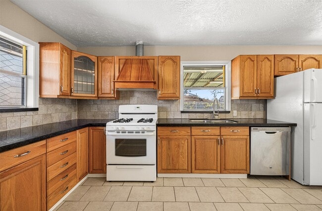 Building Photo - 2018 Woodvine Dr