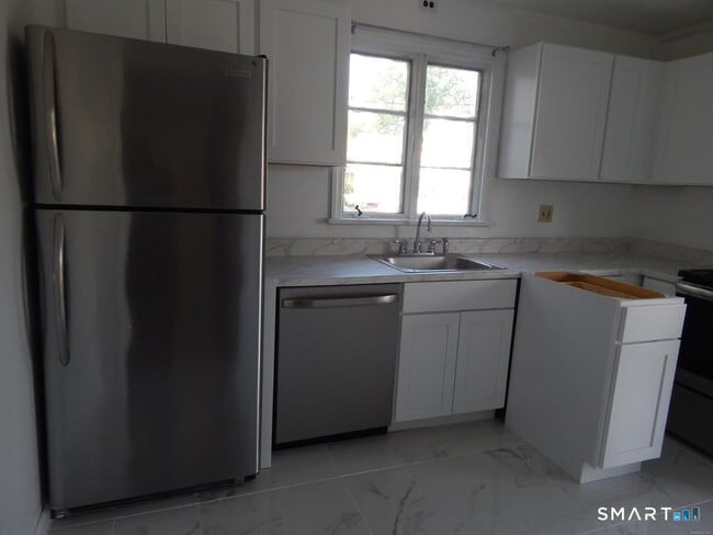 Building Photo - 5 Clover St