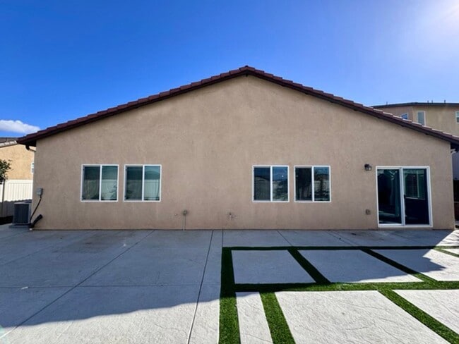 Building Photo - Stunning 2021 built 4 bedroom home for LEA...