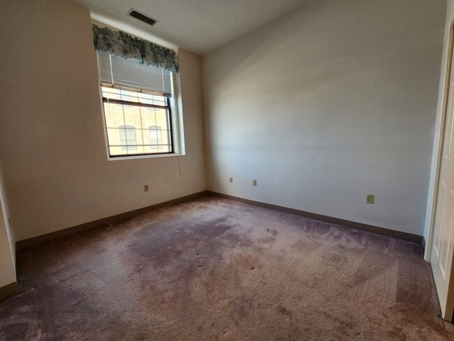 Building Photo - 10 Weston Ave