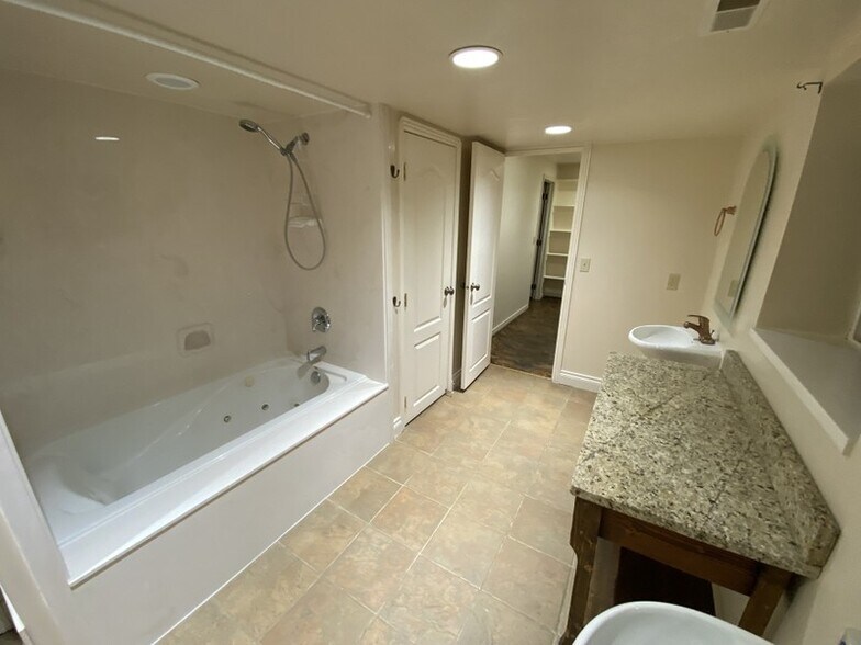 Building Photo - 4835 Creek View Dr