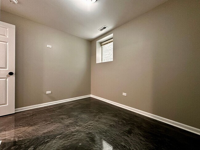 Building Photo - Amazing 4-bed Duplex by UIC