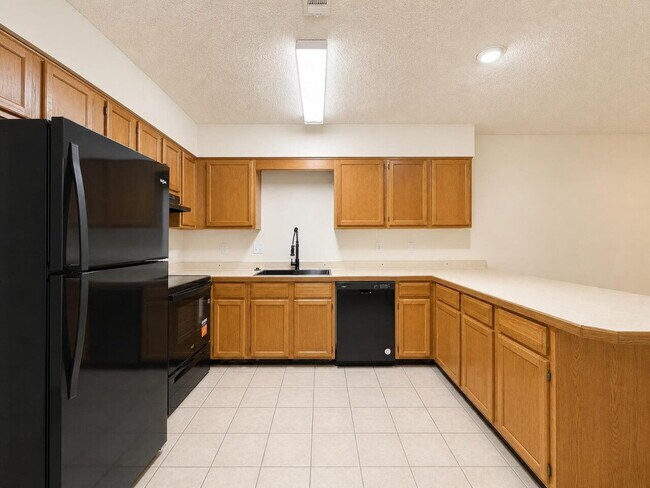 Building Photo - "Charming 2-Bedroom Townhouse with 2 Full Baths on Wellington Road!"