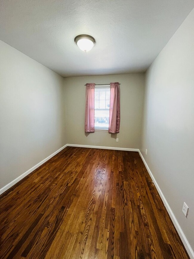 Building Photo - Adorable 3 bedroom 1 bath home!   Close to...