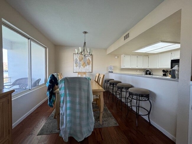 Building Photo - 2BR 2BA Furnished Vacation Condo Waterfron...