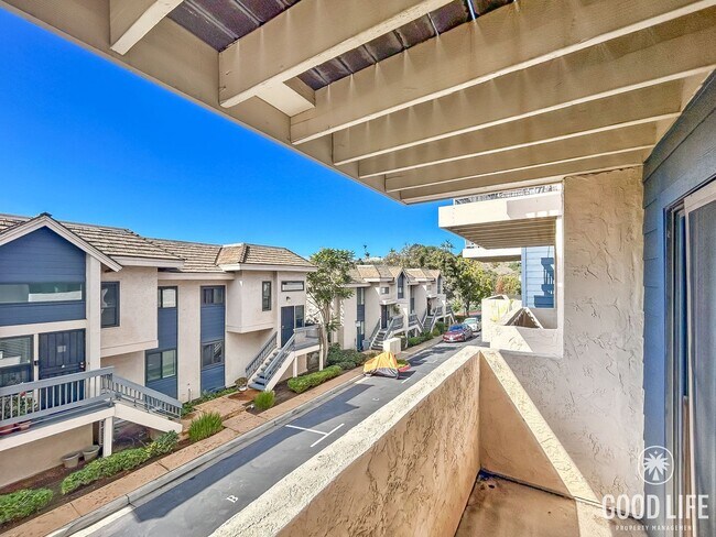 Building Photo - Beautiful 2BD/2.5BA W/ Updated Kitchen, and Attached Garage in Bay Ho!