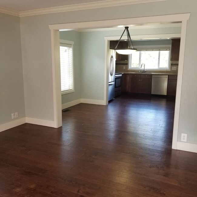 Building Photo - Gorgeous 5 Bed Rambler in North Gate! Avai...