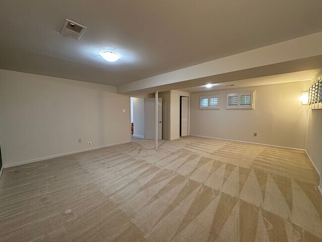 Building Photo - Gorgeous 4 Bed 3 Bath Home Sitting On Spac...