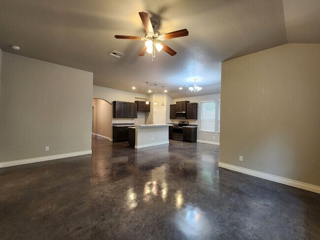 Building Photo - LOCATION! Walk to Torrey Park / Close to NB Downtown & Gruene / No Carpet / NBISD