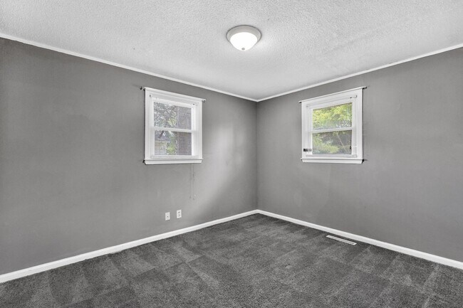 Building Photo - 3 bedroom Northwoods Home