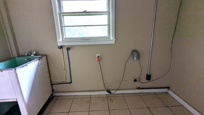 Building Photo - 1635 Roberts. 3 bedroom, 2 bath house with...
