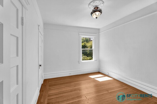 Building Photo - Castro/Eureka Valley: Top Floor Flat w/ in-unit W/D & Shared Yard