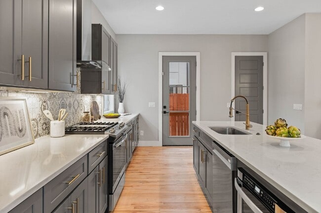 Building Photo - Spacious 4-Bed Gem in Nashville: 2360 sq f...