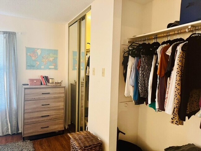 Building Photo - 2 Bd / 2 Ba Townhome Minutes Away From Campus & Downtown!