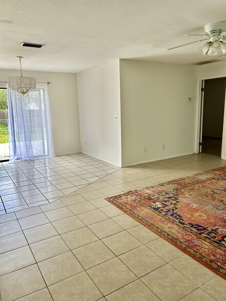 Building Photo - 9149 Shaddock Rd E