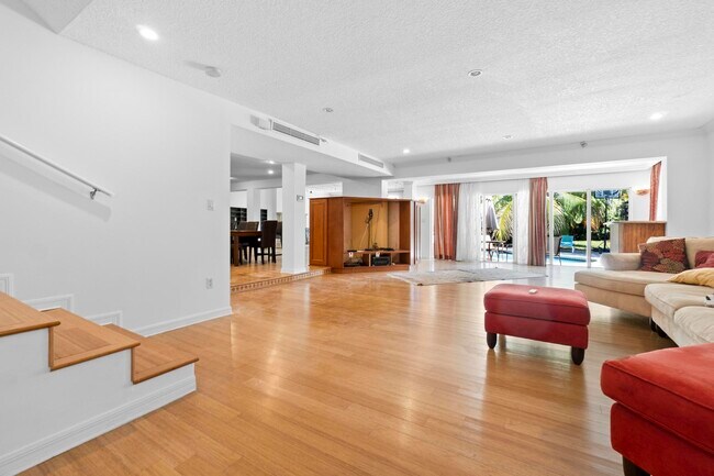 Building Photo - 518 N Riverside Dr