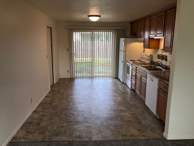 Building Photo - Beautifully updated 2 bed/1bath duplex in ...