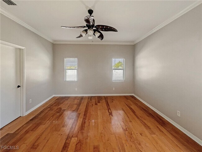 Building Photo - 906 Alfreda Ave